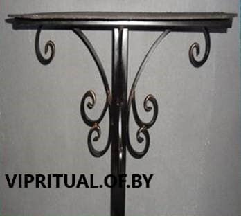 Стол с элементами ковки